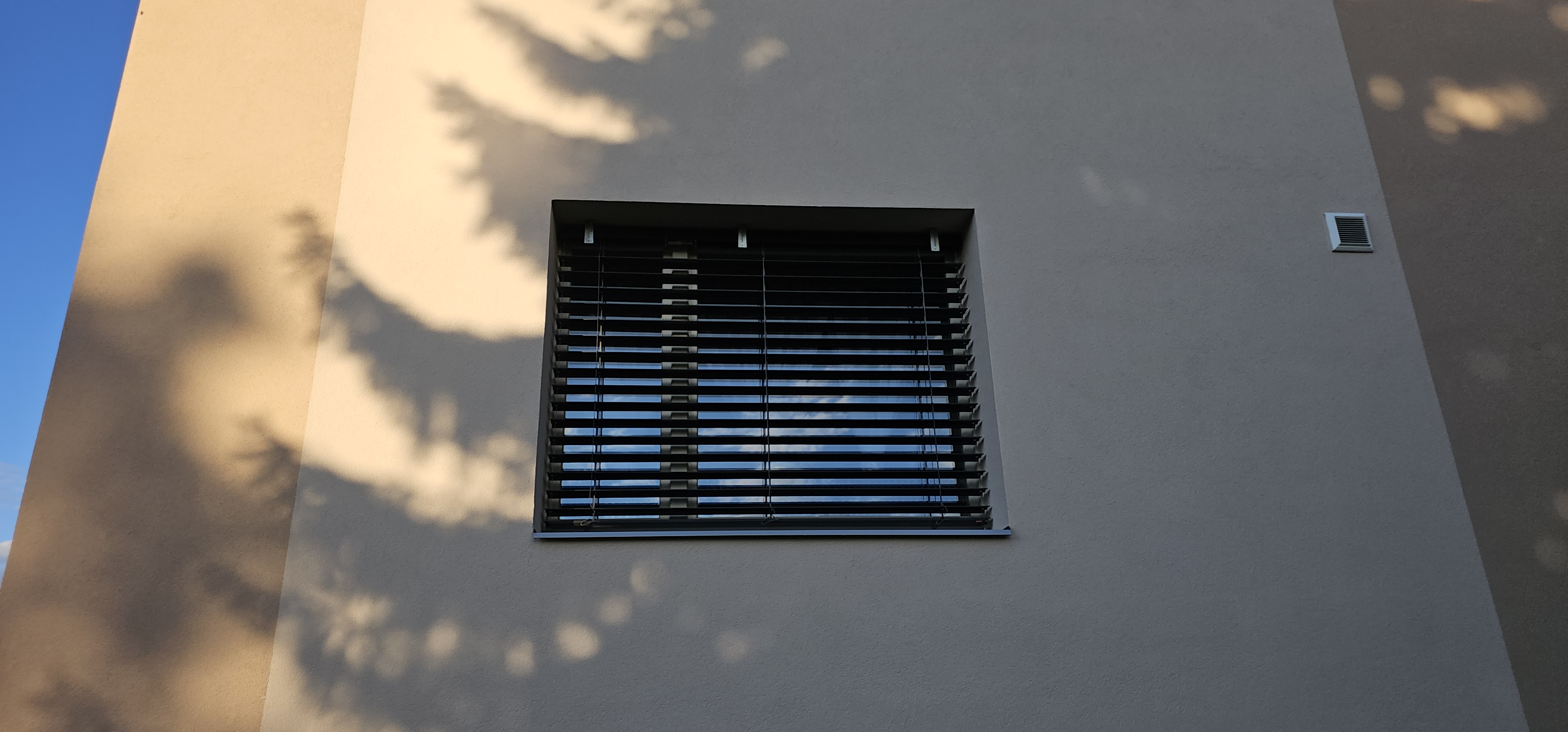 Detail lamel a bočního vedení – inspirace 2